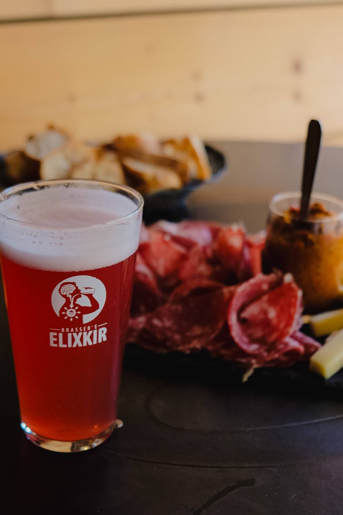 Bière artisanale et planche apéro