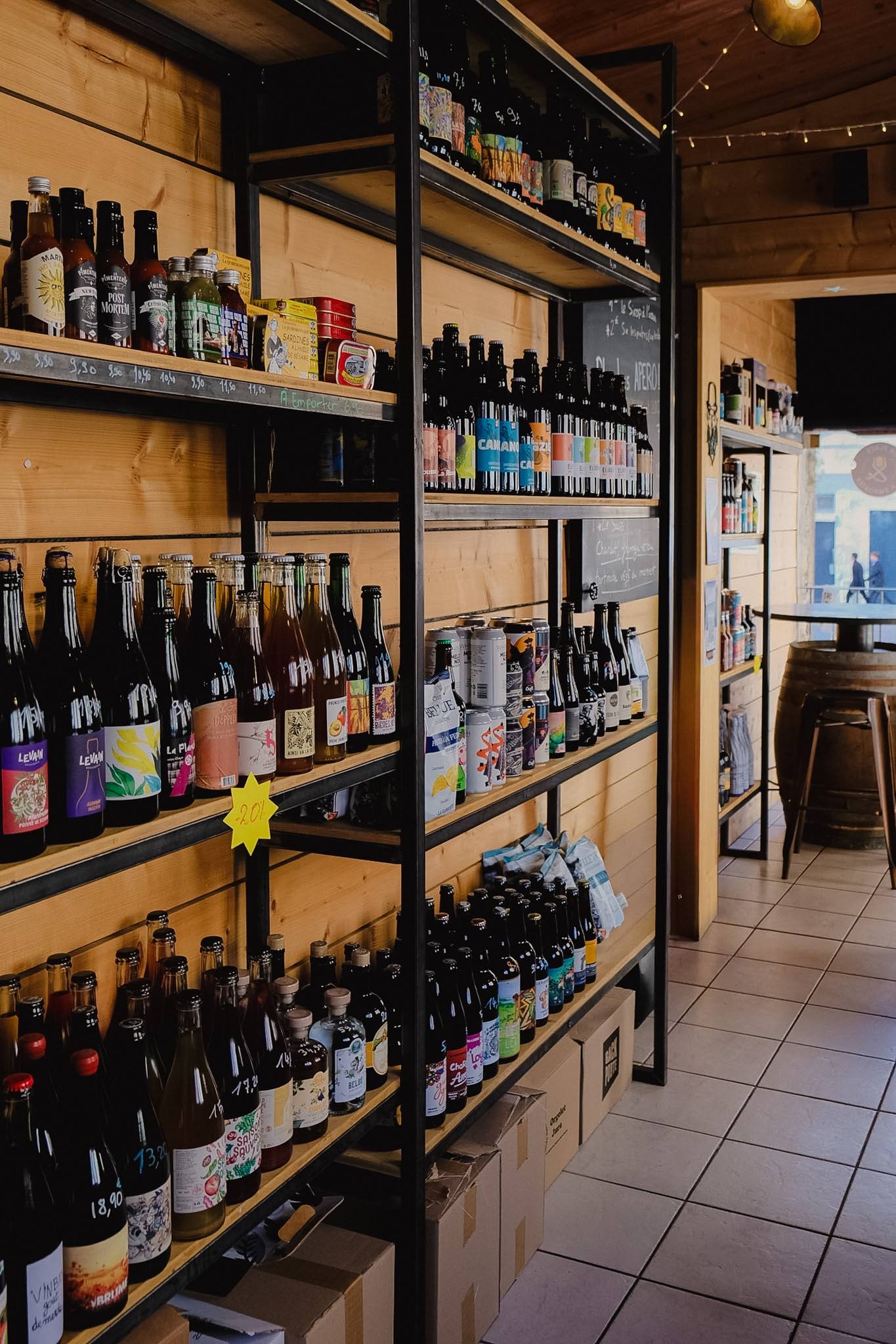 Large sélection de bières en bouteille et canettes