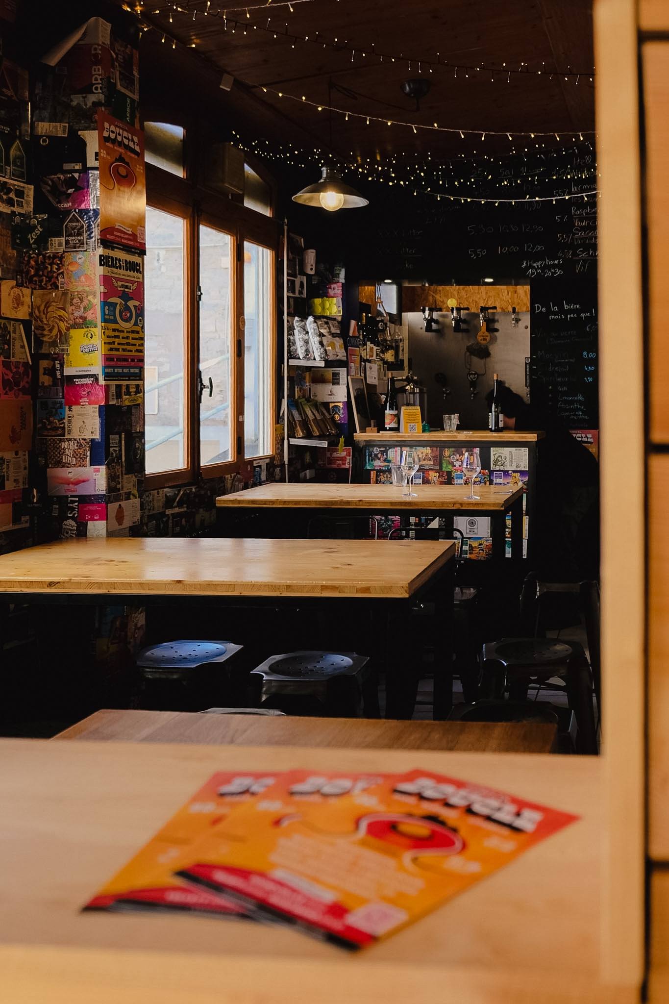 L'intérieur atypique du bar, ambiance guirlandes