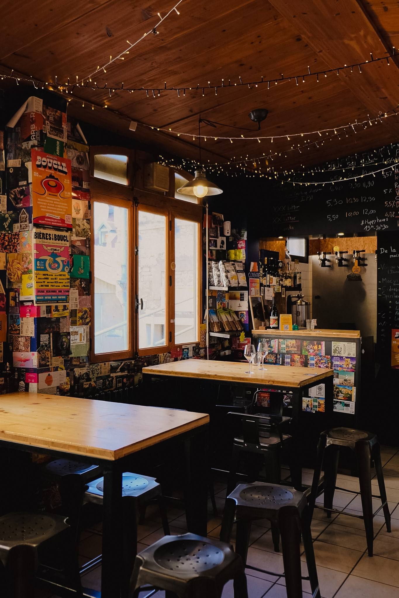 La salle du bar avec ses tables et son ambiance unique